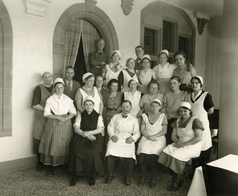 1934, vor der alten Mensa Historisches Foto der Küchenmannschaft der alten mensa in der Reitgasse