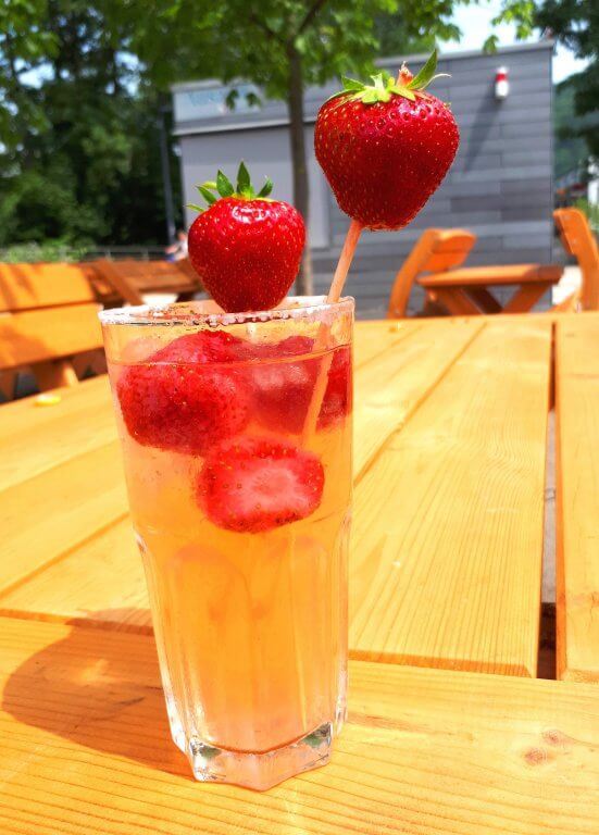 Ein Glas mit Erdbeerbowle auf dem Tisch der Auszeit