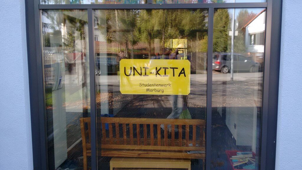 Uni Kita Schild Blick in den eingangsbereich der uni-Kita