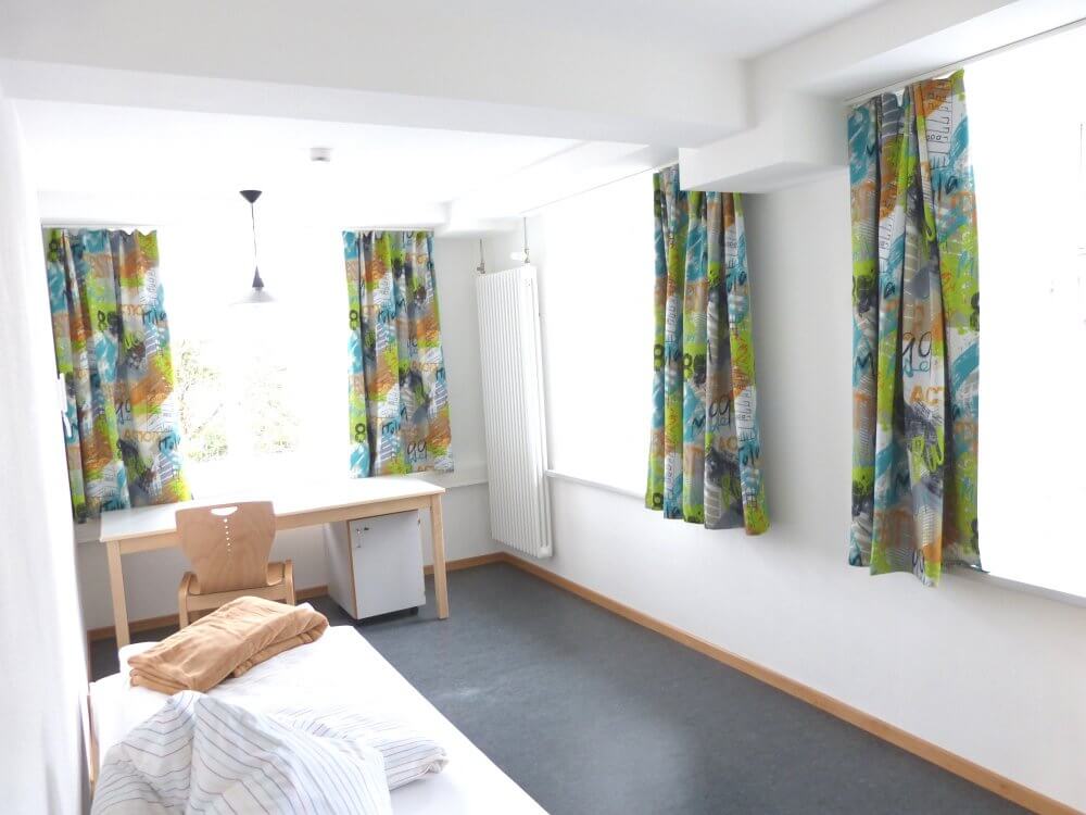 Blick in ein helles Zimmer in der Ritterstraße - zwei fenster sind zu sehen.