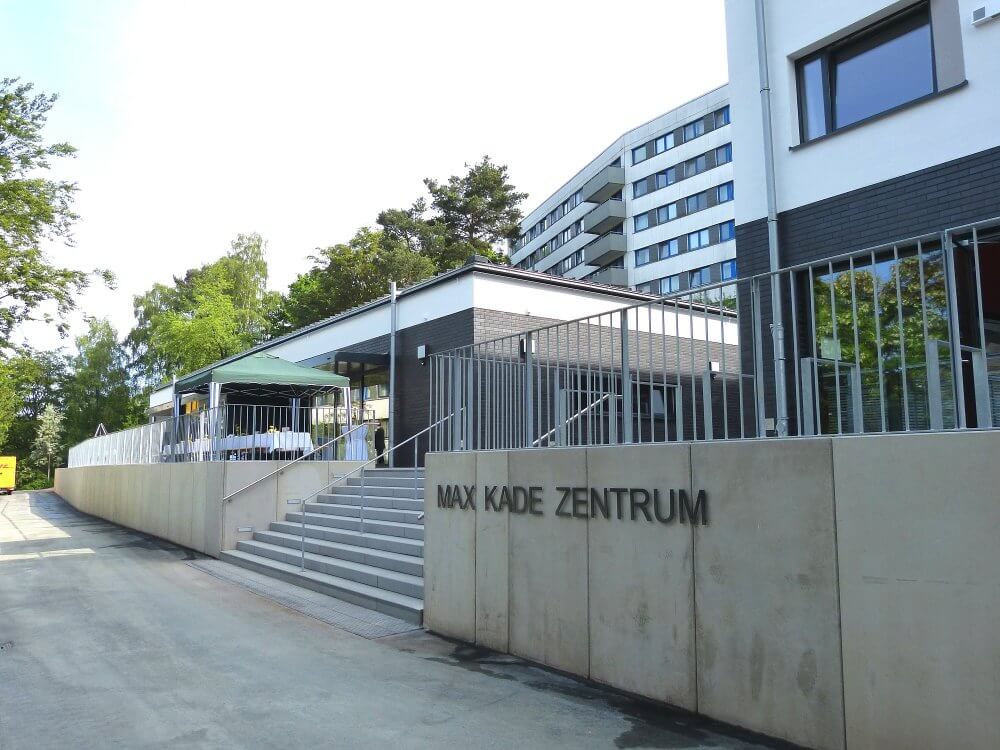 Blick auf das Max Kade Zentrum im Studentendorf