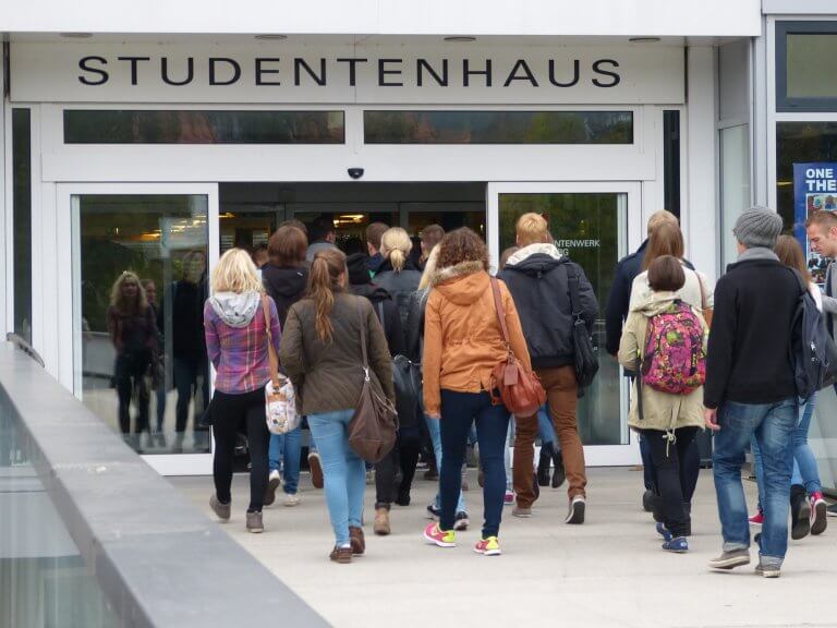 Studierende betreten das Studentenhaus am Erlenring
