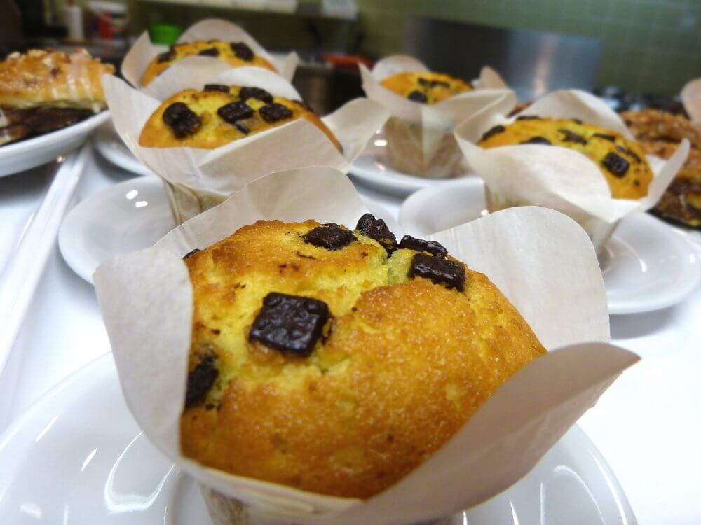 Muffins mit kleinen Schokostückchen