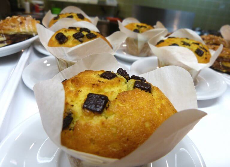 Muffins mit kleinen Schokostückchen