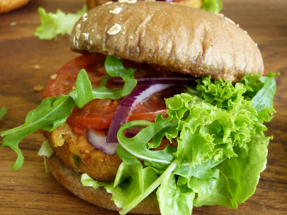Burger mit Salat nd Tomate