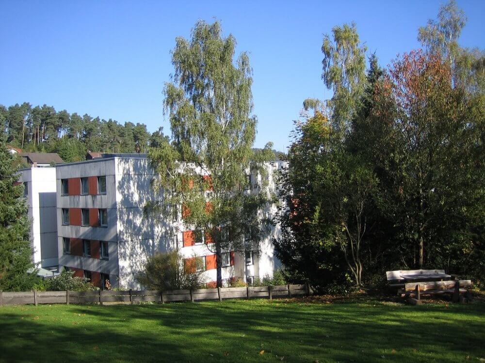 Blick auf das Wohnheim in Wehrda und die Wiese davor