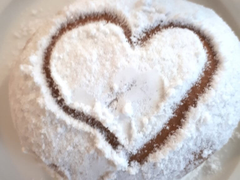 Herz im Zuckerguss auf einem Berliner