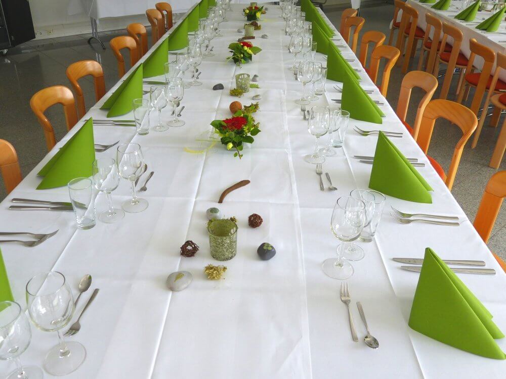 Tischdekoration einer festlich gedeckten Tafel