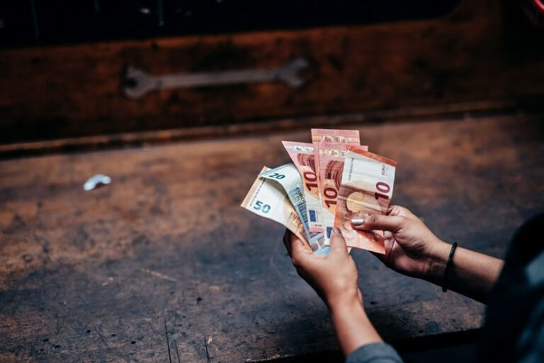 Geld auf die Hand zwei Hände halten Geldscheine fest