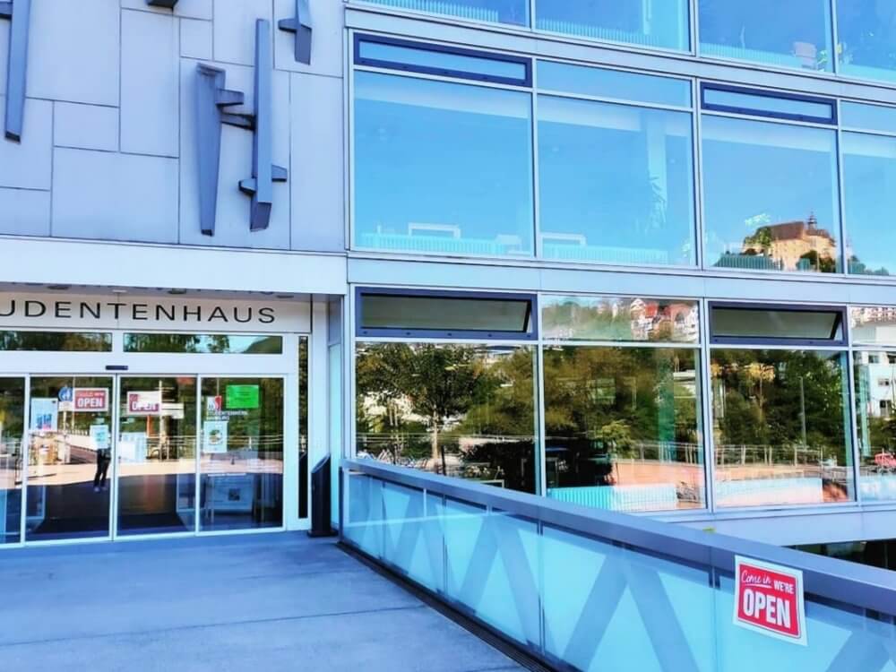 Eingang des Studentenhauses am Erlenring